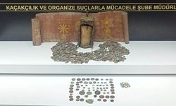 Duvar saatlerinden yasaklı madde, adresten tarihi eser çıktı