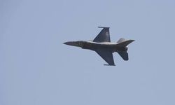 Acil iniş yapan F-16 savaş uçağı alev aldı