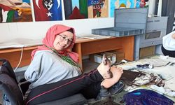 Ayaklarıyla resim yapıp öğretmen oldu
