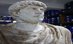 Hadrianus heykeli yeniden ayağa kaldırıldı
