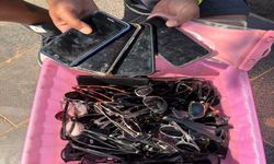 Denize düşürülen telefon ve gözlükleri bulup, sahiplerine ulaştırıyor