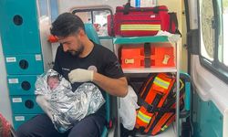 Yedinci çocuğunu ambulansta doğurdu