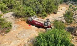 Adana'da otomobil şarampole devrildi; 2 yaralı