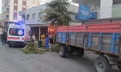 Adana'da traktörden ayrılan römork 2 kişiye çarptı; kaza anı kamerada