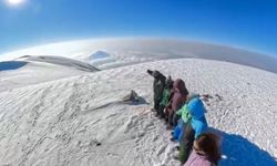 Ağrı Dağı’nın zirvesinde halay çektiler