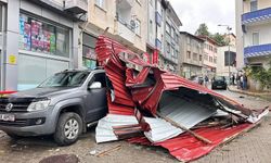 Artvin'de fırtınada uçan çatı 3 aracın üzerine düştü