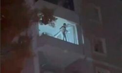 Balkon duvarına çıkıp dans eden kadın mahalleyi ayağa kaldırdı