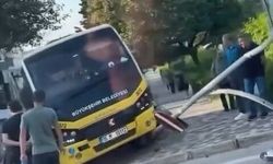 Bursa'da belediye minibüsü elektrik direğine çarptı: Kaza anı kamerada