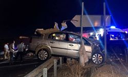 Çelik bariyerlere çarpan otomobilin ehliyetsiz sürücüsü öldü