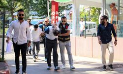 Peruk takıp geldi, 13 el ateş edip kaçtı