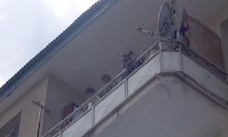 Çocuklarını balkonda rehin aldı, polis operasyonuyla yakalandı