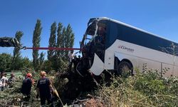Diyarbakır’da otobüs şarampole devrildi: 2 yaralı