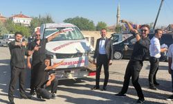 Arkadaşları damada hurda otomobil hediye etti