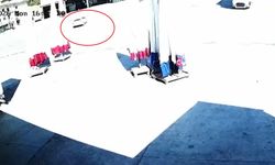 El freni çekilmeyen otomobili durdurmaya çalıştılar