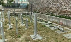 Tarihi Haydarhane Camii'nin haziresindeki mezar taşlarına zarar veren şüpheli kaçtı