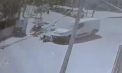 Hafif ticari araçla çarpışan motosikletteki 3 kişi yaralandı