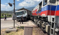 Hemzemin geçitte lokomotif ile TIR çarpıştı