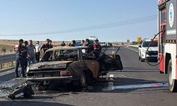 İki otomobilin çarpıştığı kazada araçlardan birinde yangın çıktı: 1 ölü, 2 yaralı