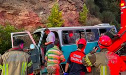 İzmir’de tarım işçilerini taşıyan minibüs kaza yaptı: 1 ölü, 8 yaralı