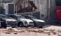 Duvar otoparka doğru çöktü 30 milyon liralık hasar oluştu
