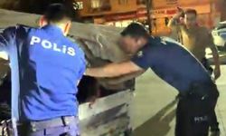 Durdurulan kamyonetten 19 kaçak göçmen çıktı