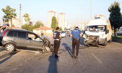 Kayseri'de karşı şeride geçen otomobil ile minibüs çarpıştı: 2 yaralı