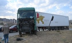 TIR, yolcu otobüsü ve kamyonetin karıştığı kazada 1 kişi yaralandı