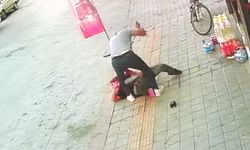 Eski eşinin sokakta bıçakladığı kadın ağır yaralandı; olay anı kamerada