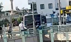 Tarsus Baraj Yolu'nda minibüs köprüye çarptı
