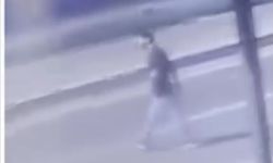 Karşıya geçmek isteyen yayaya otomobil çarptı