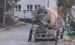 Yola beton döken mikser vatandaşın kamerasına yakalandı