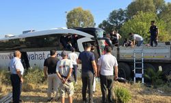 Tur otobüsü kaza yaptı