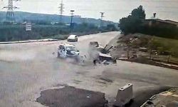 Osmaniye’de otomobil ile hafif ticari aracın çarpıştığı kaza kamerada: 2 yaralı