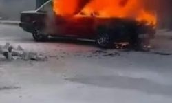 Park halindeki otomobil alev alev yandı