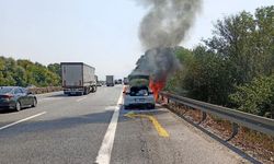 Yolun ortasında otomobil alev alev yandı