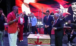 Müzmin bekar Hakan Altun’a sahnede çeyiz sandığı