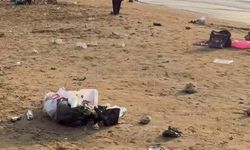 Serinlemek için denize girdiler, kumsalı çöplüğe çevirdiler