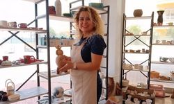 Ellerinde şekillenen çamur, özgün eserlere dönüşüyor