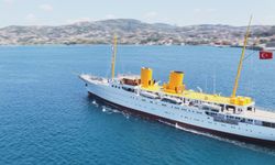 TCG Savarona gemisi İstanbul Boğazı'ndan geçti