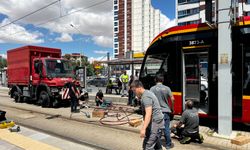 Tramvayın altında kalan genç ağır yaralandı
