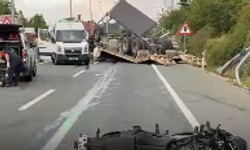 Feci kaza! Çekici motosiklete çarpıştı ardından eve çarptı