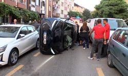 Otomobilin park halindeki araçlara çarparak devrildi