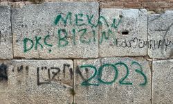 UNESCO listesindeki İznik’in tarihi surları sprey boyayla kirletildi