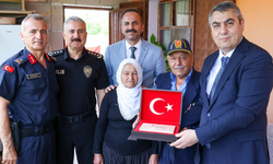 Vali Toros, Kıbrıs Gazisi Asım Cengiz’i evinde ziyaret etti