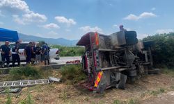 Devrilen itfaiye aracındaki erleri mesai arkadaşları kurtardı