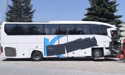 Yolcu otobüsü kamyonete çarptı: 1 ölü, 15 yaralı