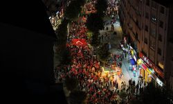 Yüzlerce kişi Türk bayrakları ve meşalelerle yürüdü