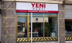 Mersin’de YENİ PARTİ’nin ilk tabelası Kazanlı’da asıldı