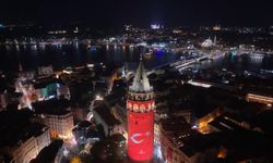 Zafer Bayramı kutlamaları kapsamında Galata Kulesi’ne Türk bayrağı yansıtıldı