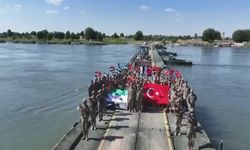 Fırat Nehri üzerinde ulaşım için yüzer köprü kuruldu